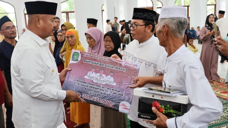 Bupati Kukar Serahkan Bantuan untuk Masjid dan Pramuka di Kota Bangun Darat