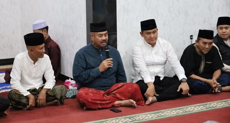 Bupati Kukar Lanjutkan Safari Sahur dan Subuh, Serahkan Bantuan ke Musholla Al Mubarok