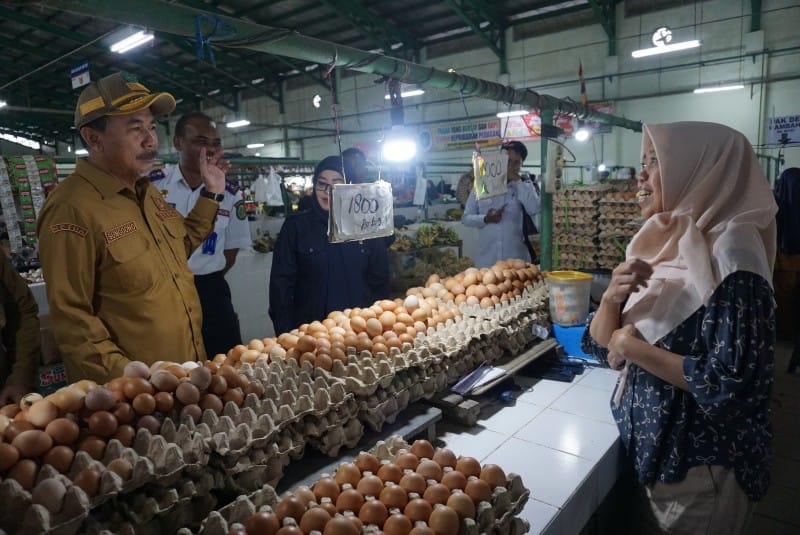 Sekda Kukar Tinjau Pasar Mangkurawang, Pastikan Stok dan Harga Kebutuhan Pokok Jelang Lebaran