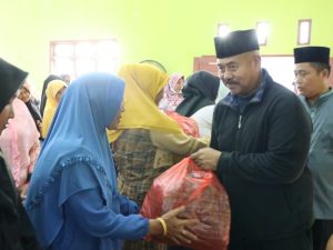 Jelang Akhir Masa Jabatan, Bupati Kukar Serahkan Bantuan untuk Majelis Taklim dan Sampaikan Permohonan Maaf
