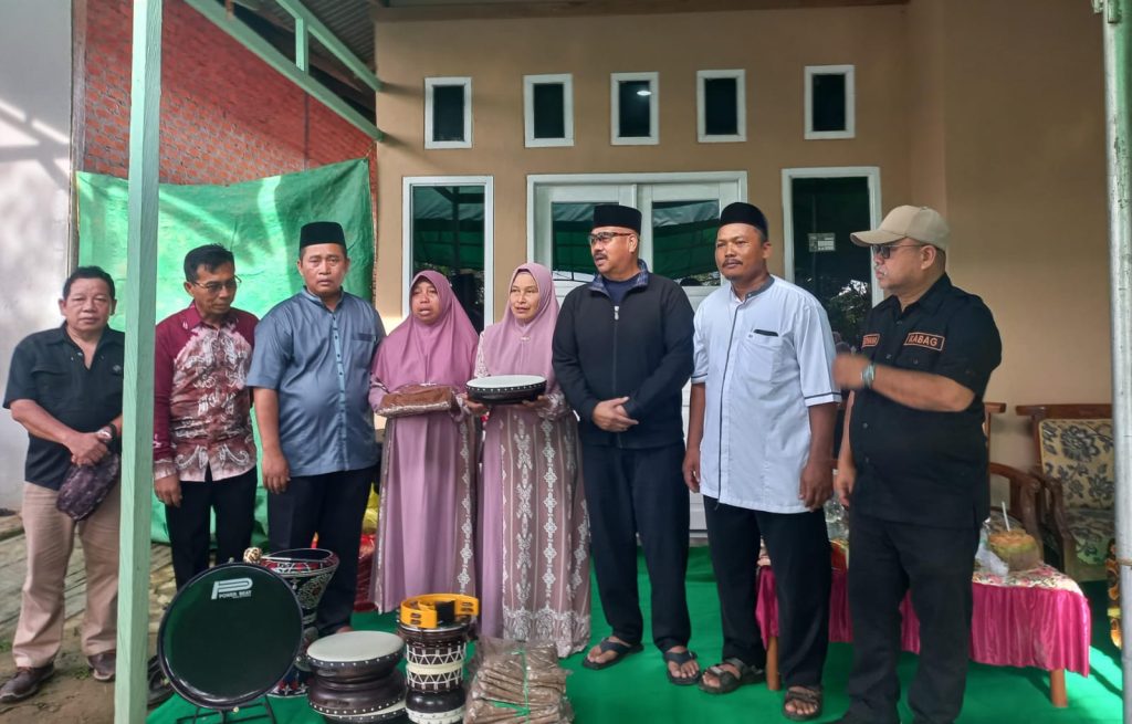 Pemkab Kukar Beri Bantuan Peralatan dan Seragam untuk Majelis Taklim An-Nisa
