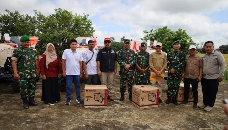 Dorong Ketahanan Pangan, Bupati Kukar Serahkan 12 Traktor dan Bantuan Alsintan Senilai Rp47 Miliar