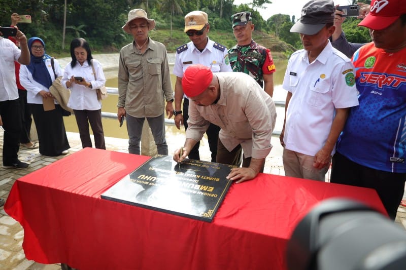Bupati Kukar Resmikan Embung di Kelurahan Maluhu