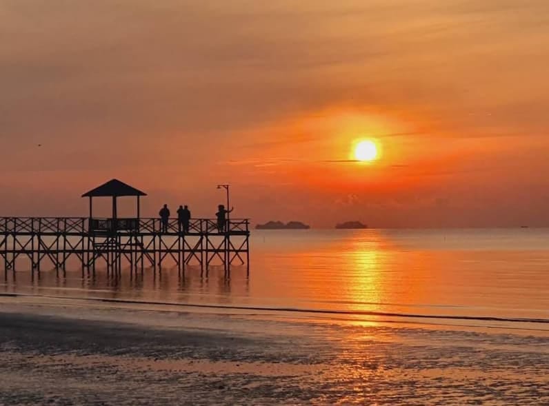 Liburan di Pantai Ambalat, Nikmati Malam Romantis di Tepi Laut