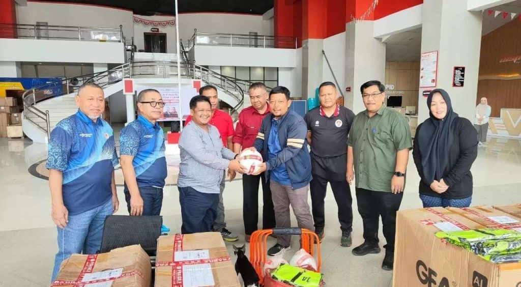 Dispora Kukar Salurkan Bantuan untuk Pengembangan Sekolah Sepak Bola