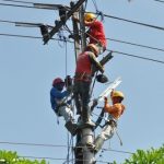 sejumlah-pekerja-memperbaiki-instalasi-jaringan-listrik-di-pinggir-jalan-_160613172728-777